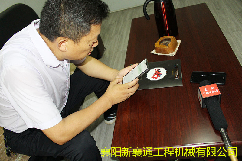 小型扒渣机.jpg 扒渣机厂家领导3.jpg